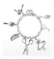 Náramok s kaderníckymi príveskami